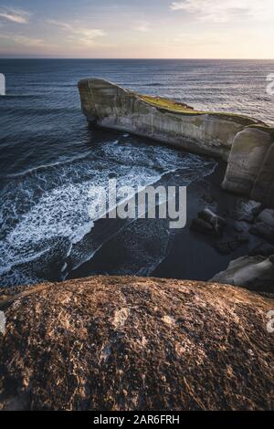 Sonnenuntergang am StunningTunnel Beach, Neuseeland Stockfoto