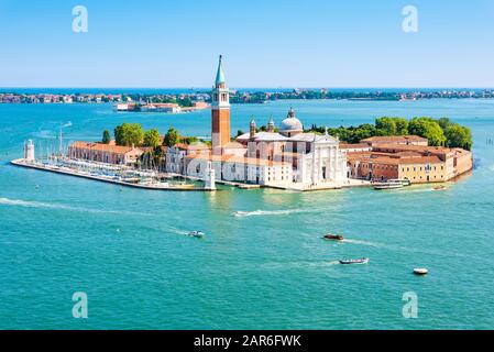 Skyline von Venedig, Italien. Insel San Giorgio Maggiore im sonnigen Venedig. Landschaft und saisonale Landschaft Venedigs im Sommer. Luftpanorama von Venedig im Stockfoto