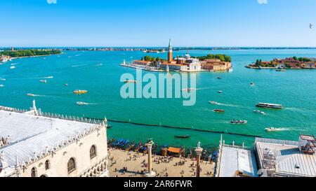 Luftpanorama vom San Marco Platz, Italien. Skyline von Venedig. Wunderschönes Panorama von Venedig im Sonnenlicht. Der Meeresdamm o Stockfoto