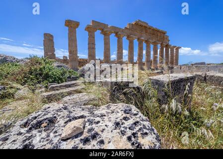 Ruinen von Tempel C - Apollo-Tempel in Der Akropolis von Selinunte, der antiken griechischen Stadt an der Südwestküste Siziliens in Italien Stockfoto