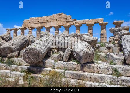 Ruinen von Tempel C - Apollo-Tempel in Der Akropolis von Selinunte, der antiken griechischen Stadt an der Südwestküste Siziliens in Italien Stockfoto