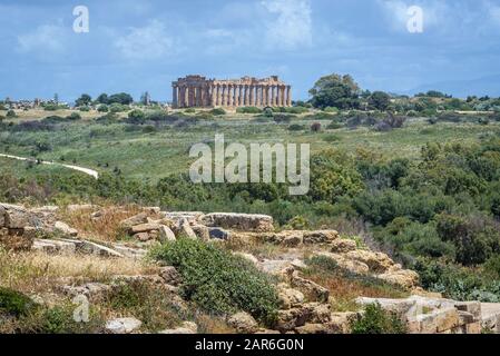 Fernblick auf den Tempel der dorischen Ordnung E, der auch Tempel von Hera in der alten griechischen Stadt Selinunte an der südwestlichen Küste Siziliens in Italien genannt wird Stockfoto