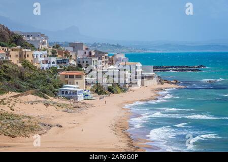 Luftbild über das Dorf Marinella di Selinunte von der alten griechischen Stadt Selinunte an der Südwestküste Siziliens in Italien Stockfoto