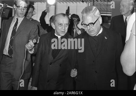 Mgr. [Don] Hélder Câmara, Bischof von Rezife, Brasilien, kommt nach Schiphol; links Hélder Câmara, rechts mgr. Moors Datum: 29. Mai 1970 Ort: Noord-Holland, Schiphol Schlüsselwörter: Ankünfte, Bischöfe persönlicher Name: Câmara, Hélder, Mauren, P.J.A. Stockfoto