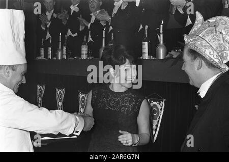 Mies Bouwman, Ehrenmitglied des Karnevalsvereins De Knoerissen in Uden (NB) Datum: 17. januar 1967 Ort: Noord-brabant, Uden Schlüsselwörter: Karnevalsvereine Personenname: Bouwman, Mies Stockfoto