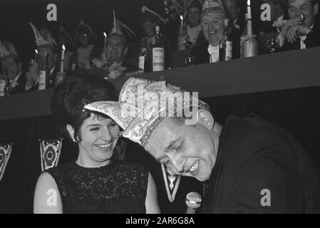 Mies Bouwman, Ehrenmitglied des Karnevalsvereins De Knoerissen in Uden (NB) Datum: 17. januar 1967 Ort: Noord-brabant, Uden Schlüsselwörter: Karnevalsvereine Personenname: Bouwman, Mies Stockfoto