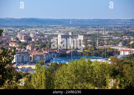 Das Stadtpanorama von Jagodina ist eine Stadt und das Verwaltungszentrum des Distrikts Pomoravlje in Šumadija, Zentralserbien Stockfoto