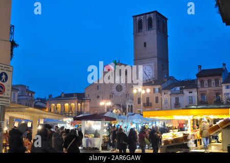 Italien, Lombardei, Lodi, Piazza della Vittoria, Fiera di San Bassiano Stockfoto