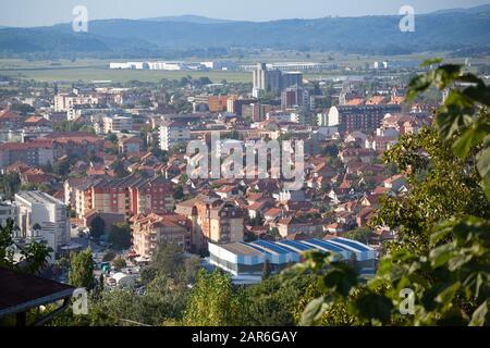 Das Stadtpanorama von Jagodina ist eine Stadt und das Verwaltungszentrum des Distrikts Pomoravlje in Šumadija, Zentralserbien Stockfoto