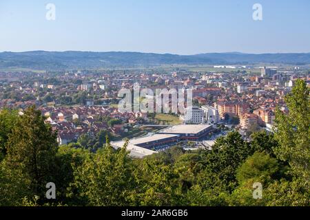 Das Stadtpanorama von Jagodina ist eine Stadt und das Verwaltungszentrum des Distrikts Pomoravlje in Šumadija, Zentralserbien Stockfoto