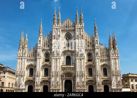 Der berühmte Mailänder Dom (Duomo di Milano) an einem sonnigen Tag in Mailand, Italien. Der Mailänder Dom ist die größte Kirche Italiens und die fünftgrößte im w Stockfoto