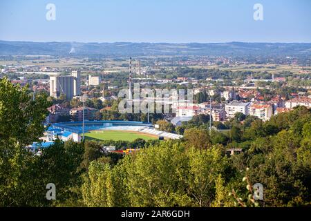 Das Stadtpanorama von Jagodina ist eine Stadt und das Verwaltungszentrum des Distrikts Pomoravlje in Šumadija, Zentralserbien Stockfoto