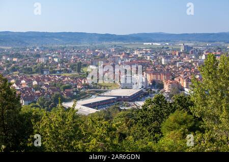 Das Stadtpanorama von Jagodina ist eine Stadt und das Verwaltungszentrum des Distrikts Pomoravlje in Šumadija, Zentralserbien Stockfoto