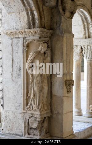 Romanik Cloisters Kirche der Kathedrale Saint Trophime in Arles. Provence, Frankreich Stockfoto