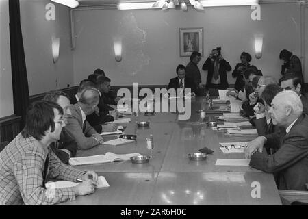 Minister Boersma spricht mit der Arbeitgeberorganisation im Sozialministerium; Überblick Diskussion Arbeitgeber mit Boersma Datum: 3. Februar 1977 Schlüsselwörter: Minister, Arbeitgeber Personenname: Boersma, Jaap Stockfoto