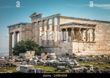 Erechtheion Tempel mit Caryatid Veranda auf der Akropolis, Athen, Griechenland. Berühmte Akropolis Hügel ist ein Wahrzeichen von Athen. Antike griechische Ruinen in An Stockfoto