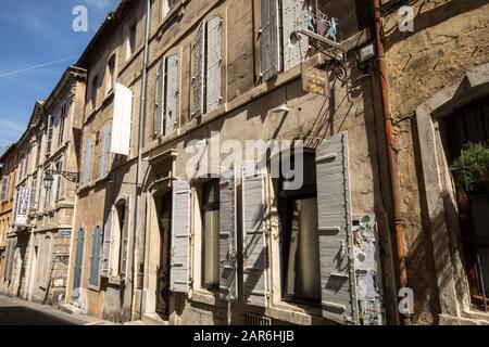 Arles, Frankreich - 27. Juni 2017: Straße in der Altstadt von Arles in der Provence. Frankreich. Stockfoto