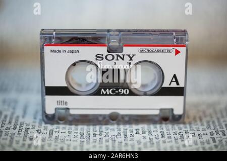 Woodbridge, NEW JERSEY/USA - 25. Januar 2020: Es wird eine 90-minütige Aufnahmezeit von Sony Microcassette angezeigt, Die Das Redaktionelle Bild Illustriert. Stockfoto