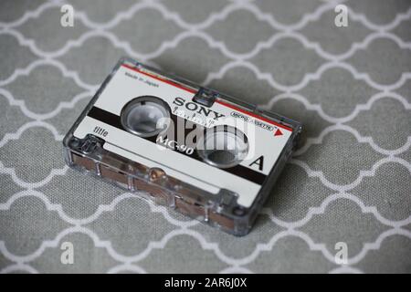 Woodbridge, NEW JERSEY/USA - 25. Januar 2020: Es wird eine 90-minütige Aufnahmezeit von Sony Microcassette angezeigt, Die Das Redaktionelle Bild Illustriert. Stockfoto