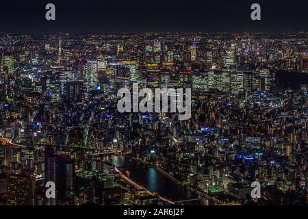 Malerische Aussicht auf Tokio-Wolkenkratzer-Sandbauten, die nachts entlang des Flusses Sumida, Japan, beleuchtet werden Stockfoto