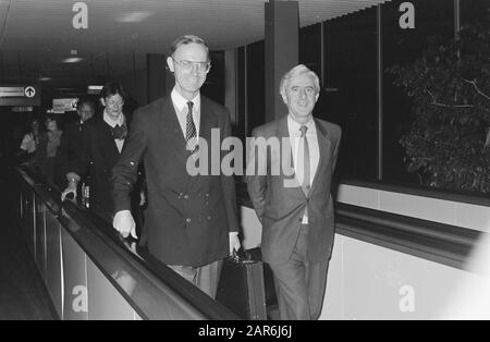 Minister Ruding zurück von der Reise nach China; Minister Ruding (l) und Minister für auswärtige Angelegenheiten Luxemburgs Jacques Poos (r) bei Ankunft in Schiphol Datum: 11. Oktober 1985 Ort: Noord-Holland, Schiphol Schlüsselwörter: Ankunft persönlicher Name: Ruding, Onno Stockfoto