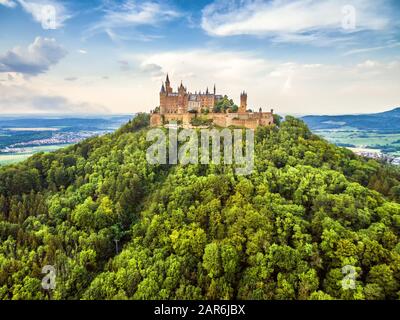 Burg von Hause aus auf der Bergkuppe, Deutschland. Dieses märchenhafte Schloss ist ein berühmtes Wahrzeichen in Stuttgart-Umgebung. Luftbild von Burg Hohenzollern im Summ Stockfoto