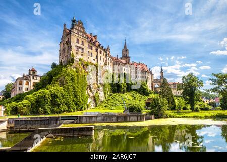 Schloss Sigmaringen an der Donau, Deutschland. Diese schöne Burg ist ein Wahrzeichen von Baden-Württemberg. Panorama der schwäbischen Burg auf einem Felsen. SCENIC VI Stockfoto