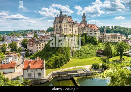 Schloss Sigmaringen im Sommer, Baden-Württemberg, Deutschland. Diese schöne Burg ist ein Wahrzeichen von Schwaben. Stadtpanorama mit Burg auf Felsen über da Stockfoto