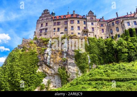 Schloss Sigmaringen auf einer Klippe, Deutschland. Diese alte Burg ist ein Wahrzeichen von Baden-Württemberg. Kulisse des berühmten deutschen Schlosses im Sommer. Wundervoll Stockfoto