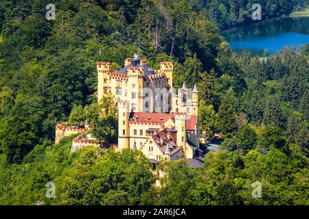 Schloss Hohenschwangau bei Füssen, Bayern, Deutschland. Diese Burg ist ein Wahrzeichen der deutschen Alpen. Rundblick auf das berühmte Schloss in Hohenschwangau d Stockfoto