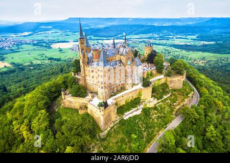 Burg von Hause aus auf dem Berg, Deutschland. Dieses Schloss ist ein berühmtes Wahrzeichen in Stuttgart-Umgebung. Luftpanorama von Burg Hohenzollern im Sommer Stockfoto