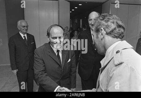 Der Außenminister Jugoslawiens Mirko Tepavac kommt auf dem Flughafen Schiphol an, NR. 18: Tepavac Datum: 24. Juni 1970 Stichwörter: Minister Personenname: Mirko Tepavac Institutionenname: Schiphol Stockfoto