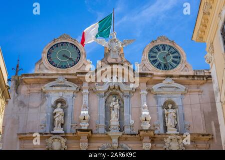 Die Fassade des Palazzo Cavarretta in der Stadt Trapani an der Westküste Siziliens in Italien mit Blick von der Straße Vittorio Emmanuele Stockfoto