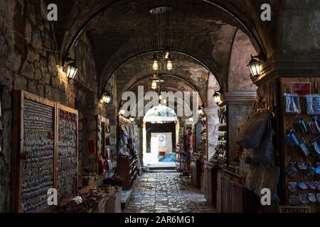 Montenegro, 16. September 2018: Ein Torbogen mit Basar in Der Altstadt von Kotor Stockfoto
