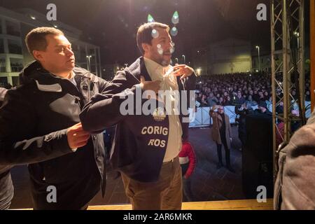 Corigliano Rossano - Matteo Salvini in Kalabrien zur Unterstützung der Kandidaten der Liga für die Regionals in Kalabrien 2020 in Corigliano Rossano, der drittgrößten Stadt Kalabriens. 17/01/2020, Corigliano Rossano, Italien Stockfoto