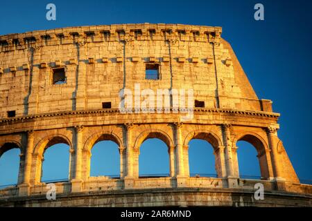 Kolosseum (Kolosseum) bei Sonnenuntergang, Rom, Italien. Es ist die wichtigste Touristenattraktion Roms. Alte römische Architektur und Ruinen Roms im Sonnenlicht. Stockfoto