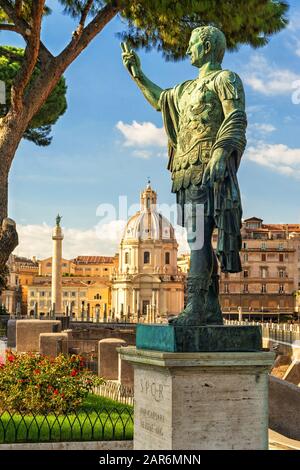 Bronzestatue des Kaiser Nerva in Rom, Italien Stockfoto