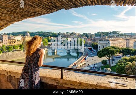 Junge Touristin bewundert den Blick auf Rom von der Engelsburg, Italien Stockfoto