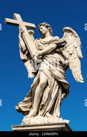 Engelsstatue auf der Ponte Sant'Angelo in Rom, Italien Stockfoto