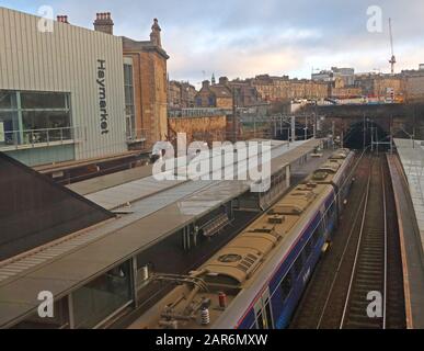 Haymarket Railway Station, Edinburgh, mit elektrischem Scotrailzug am Bahnsteig 3, Schottland, EH12 5EY - Margadh an Fheòir Stockfoto