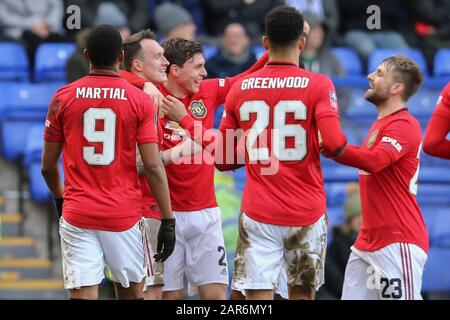 Birkenhead, Großbritannien. Januar 2020. Phil Jones von Manchester United (2. Von links) feiert mit seinen Teamkollegen, nachdem er sein Team 4. Tor erzielt hat. Der Emirates FA Cup, 4. Runde Match, Tranmere Rovers gegen Manchester Udd im Prenton Park, Birkenhead, Wirral am Sonntag, 26. Januar 2020. Dieses Bild darf nur für redaktionelle Zwecke verwendet werden. Nur redaktionelle Nutzung, Lizenz für kommerzielle Nutzung erforderlich. Keine Verwendung bei Wetten, Spielen oder einer einzelnen Club-/Liga-/Spielerpublikationen.pic von Chris Stading/Andrew Orchard Sportfotografie/Alamy Live News Credit: Andrew Orchard Sportfotografie/Alamy Live News Stockfoto