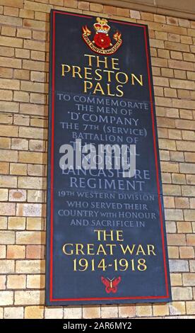 Memorial zum Gedenken An Preston Pals, D-Company Royal North Lancashire Regiment, Great war, 1914-1918 Plaque am Preston Railway Station, PR1 5ab Stockfoto