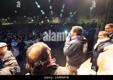 Corigliano Rossano - Matteo Salvini in Kalabrien zur Unterstützung der Kandidaten der Liga für die Regionals in Kalabrien 2020 in Corigliano Rossano, der drittgrößten Stadt Kalabriens. 17/01/2020, Corigliano Rossano, Italien Stockfoto