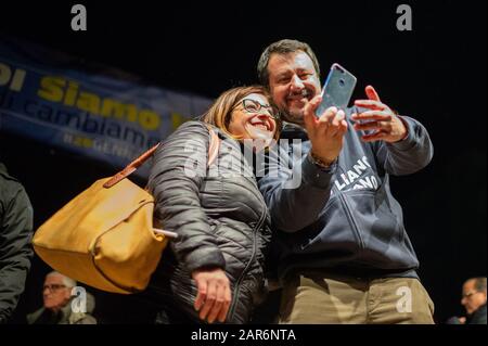 Corigliano Rossano - Matteo Salvini in Kalabrien zur Unterstützung der Kandidaten der Liga für die Regionals in Kalabrien 2020 in Corigliano Rossano, der drittgrößten Stadt Kalabriens. 17/01/2020, Corigliano Rossano, Italien Stockfoto