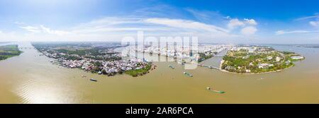 Luftaufnahme Can Tho City Skyline von oben, Mekong Delta, South Vietnam. Berühmte Reiseziel schwimmenden Märkte. Strahlend blauer Himmel. Stockfoto