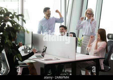 Überglücklich waren die verschiedenen Jahrgänge, in denen Geschäftsleute einen Unternehmenssieg feierten. Stockfoto