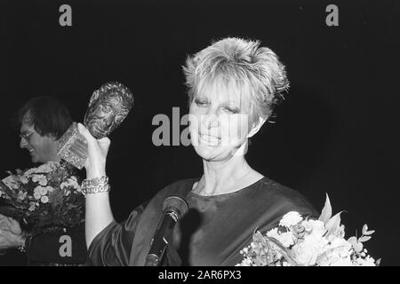 Auszeichnungen des Johan Card Prize 1983 an Adèle Bloemendaal Datum: 24. Oktober 1983 Schlagwörter: Schauspieler, Comedians, Auszeichnungen, Auszeichnungen Personenname: Bloemendaal, Adele Stockfoto