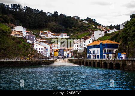 WideView des Fischerdorfes Cudillero in Asturien Stockfoto