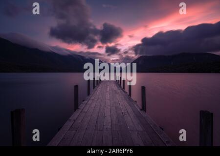 Sonnenuntergang über dem See Rotoiti, Neuseeland Stockfoto