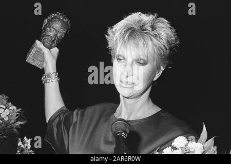 Auszeichnungen des Johan Card Prize 1983 an Adèle Bloemendaal Datum: 24. Oktober 1983 Schlagwörter: Schauspieler, Comedians, Auszeichnungen, Auszeichnungen Personenname: Bloemendaal, Adele Stockfoto